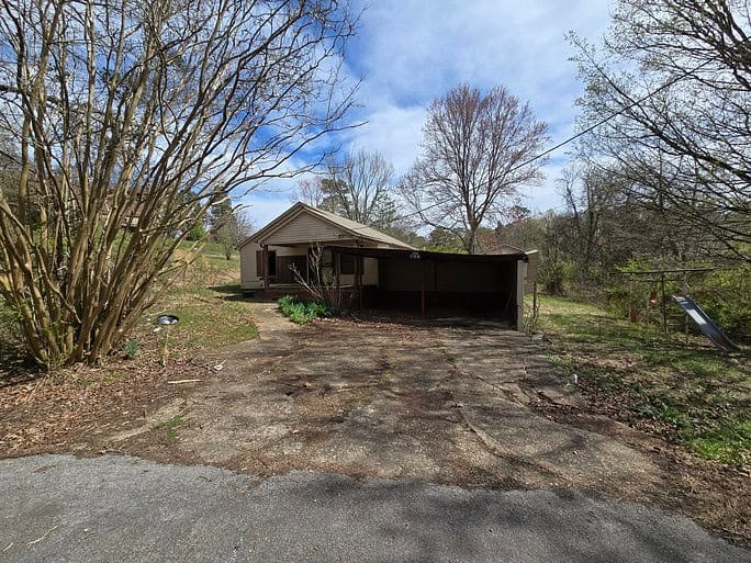 For sale house with garage in the woods -Speedy Turtle - Cash offer for homes Knoxville